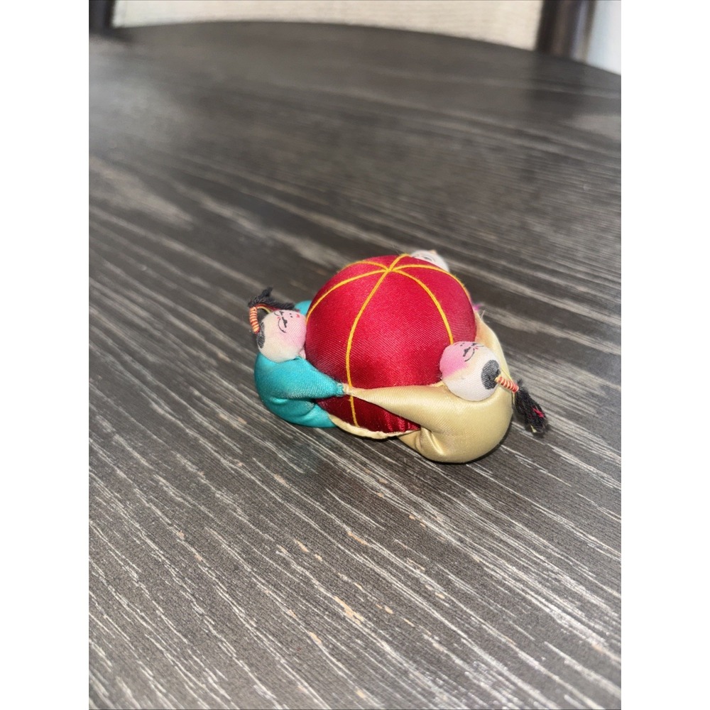 Vintage Asian Chinese Sewing Pin Cushion 3 People‎ Around Red Silk W/Old Pins - Picture 2 of 5